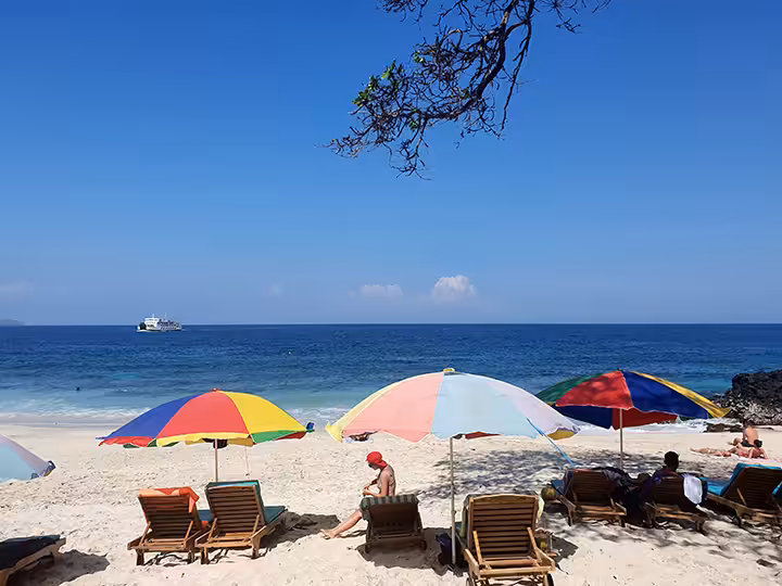 Fasilitas Wisata Pantai Bias Tugel