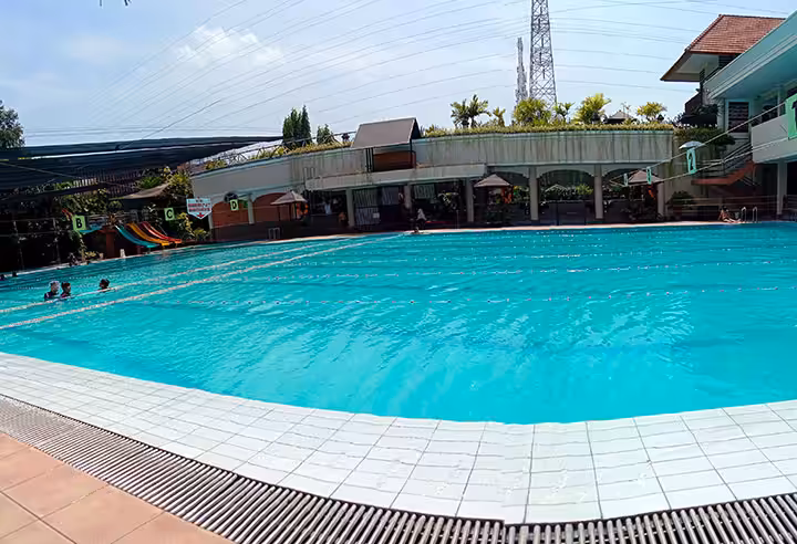 Kolam Renang Manyar