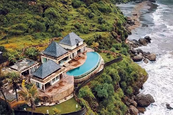 Queen of the South Beach Resort