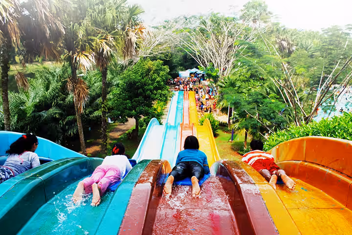Racer Slide Waterkingdom Mekarsari 