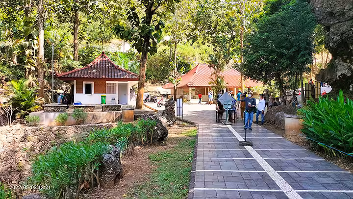 Wisata Religi Gua Maria Tritis