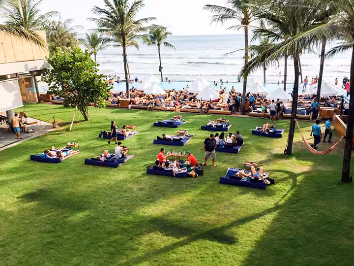 bersantai di Potato Head Beach Club