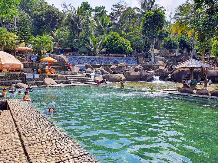 kolam bertingkat Taman Batu Purwakarta
