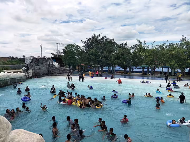 kolam ombak Puri Nirwana Waterpark