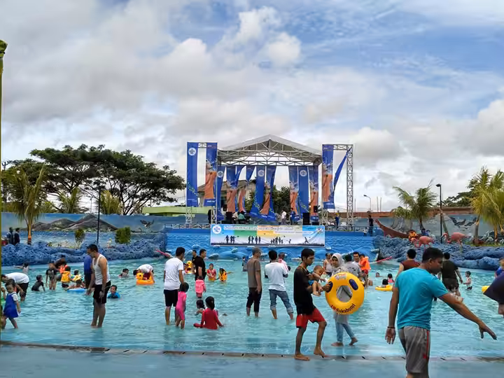 kolam ombak Santa Sea Waterpark