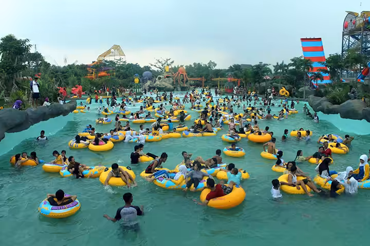 kolam ombak Waterkingdom Mekarsari