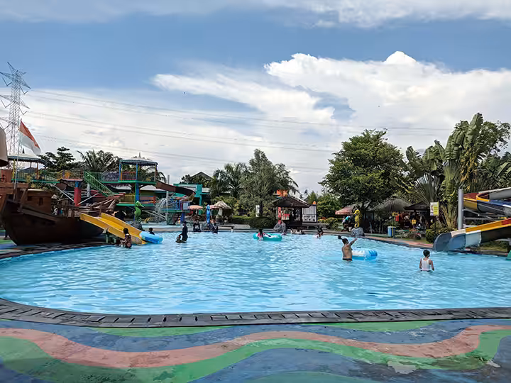 kolam renang Grand Puri Waterpark