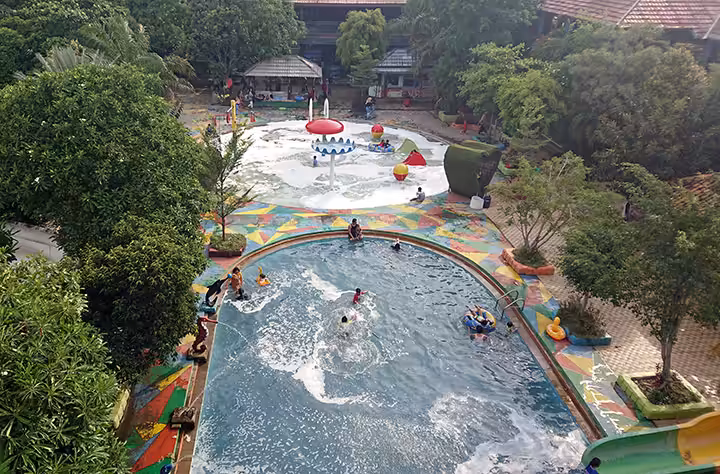 kolam renang Megati Waterpark