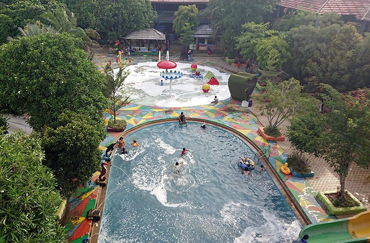 kolam renang Megati Waterpark