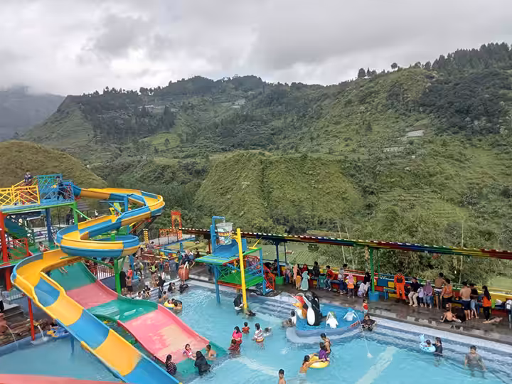 kolam renang pemandian air panas guci