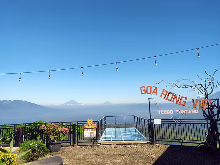 lantai kaca Goa Rong