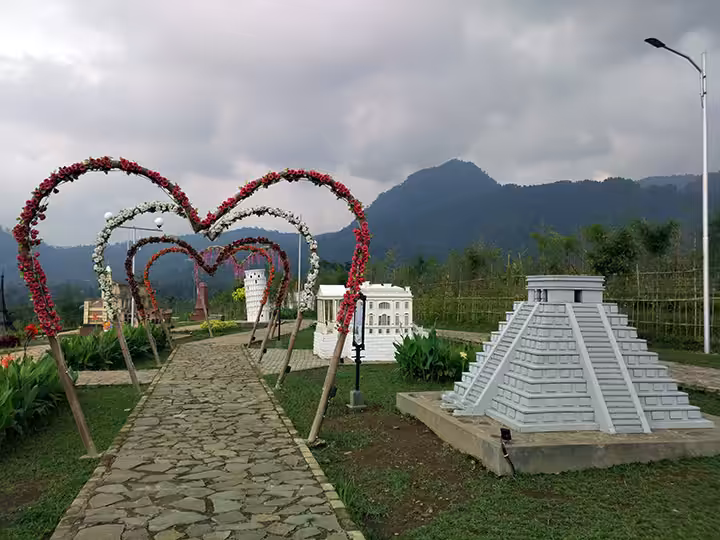 miniatur landmark New Small World Purwokerto