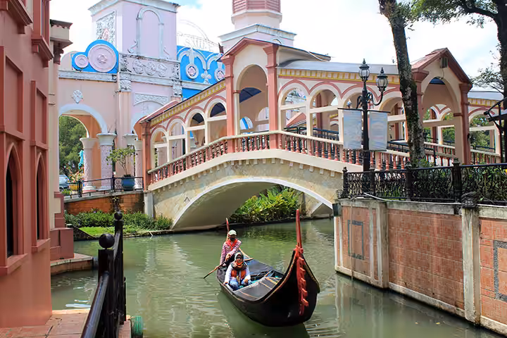 gondola Little Venice Puncak