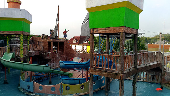 pirates CitraGrand Mutiara Waterpark