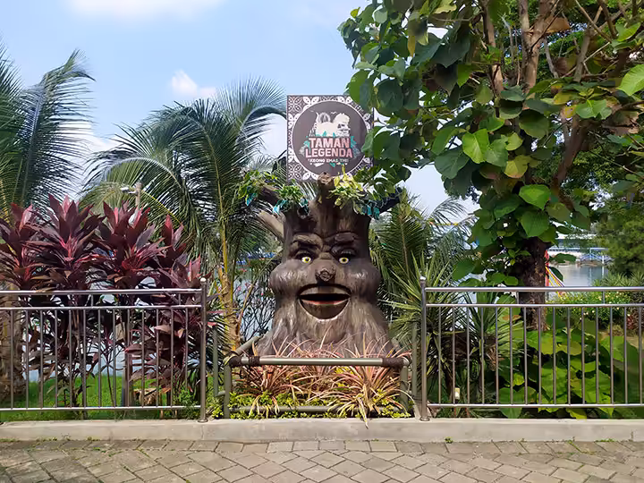 pohon bicara Dinosaurus Taman Legenda