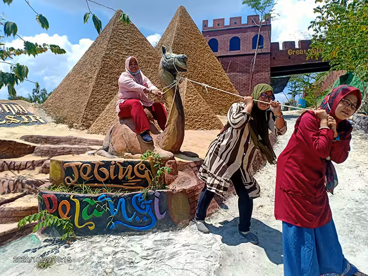 spot foto Tebing Pelangi Tuban