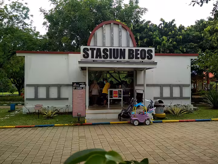 stasiun beos Dinosaurus Taman Legenda