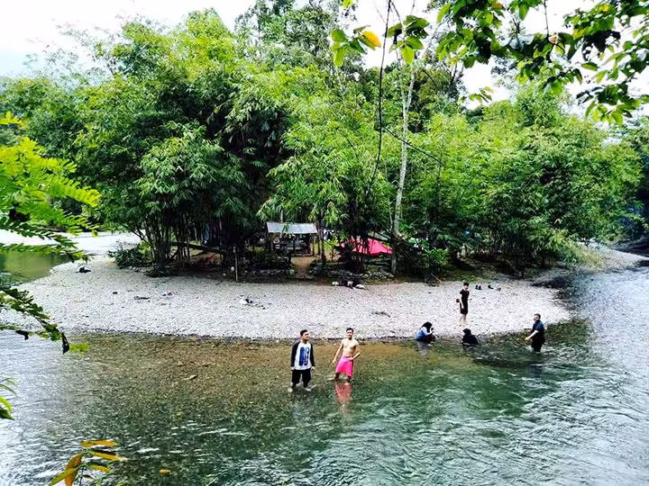 bermain di sungai Bahorok