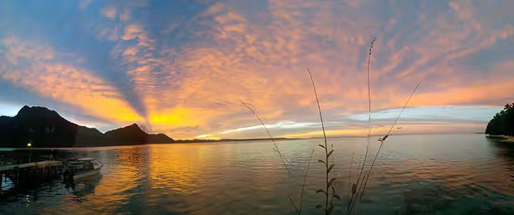 sunset di wisata pantai ora