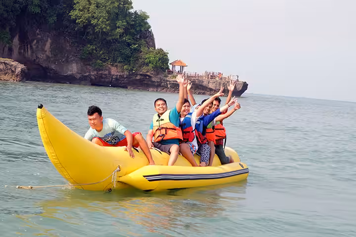wahana banana boat pantai karang bolong anyer