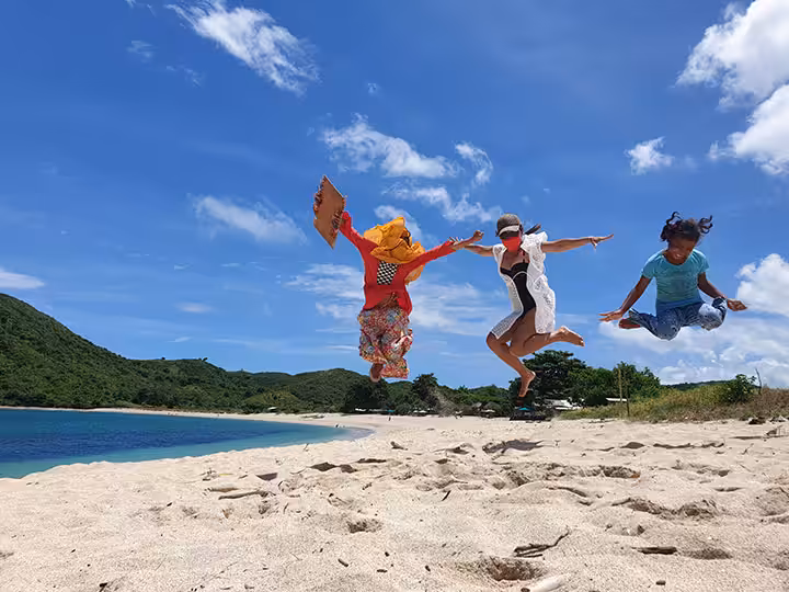 Bermain di Pinggir Pantai Mawun Lombok