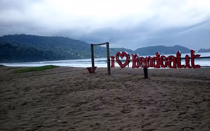 wisata Pantai Bandealit