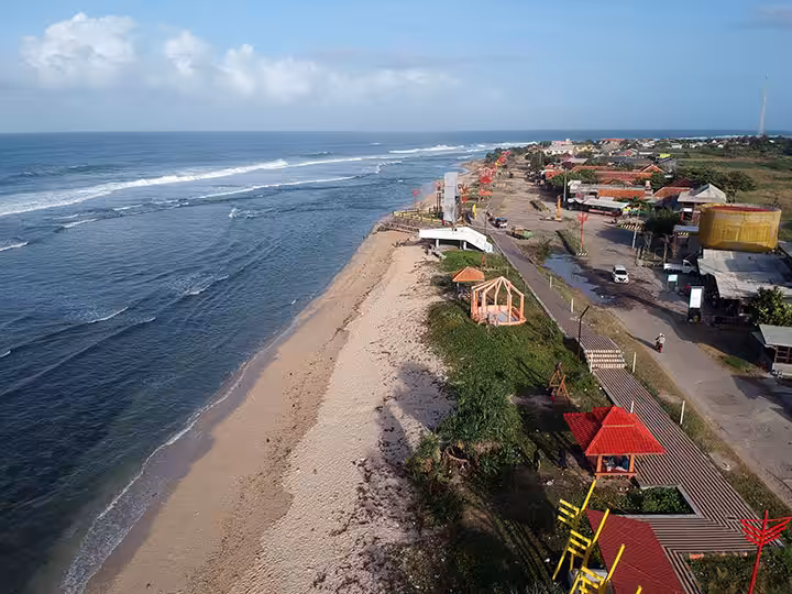 Wisata Pantai Sayang Heulang