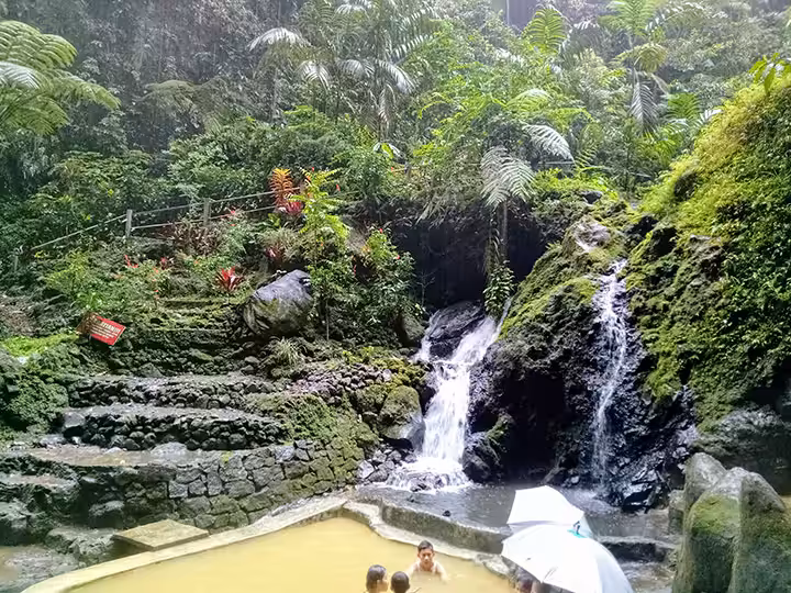 air terjun mini Kebun Raya Baturaden