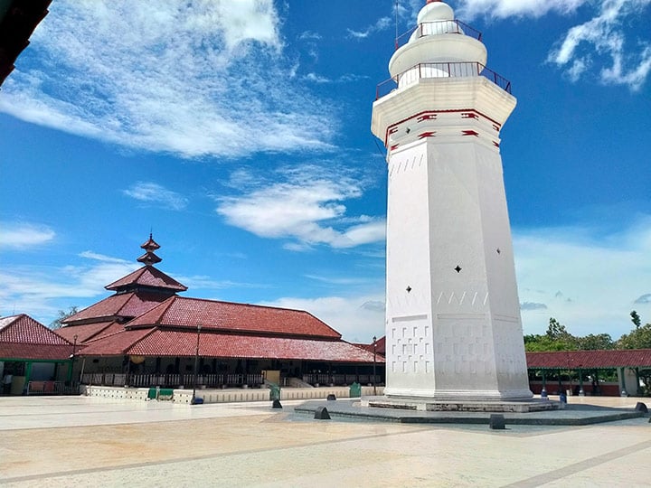 Masjid Agung Banten: Lokasi, Sejarah, Fasilitas & Daya Tarik