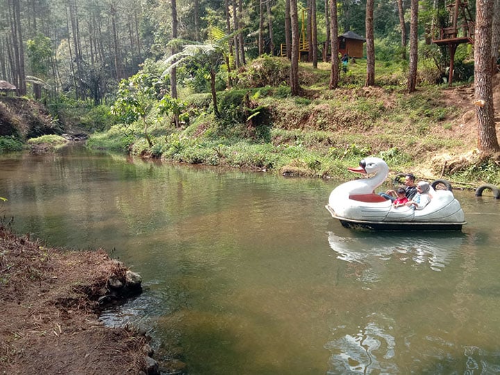 perahu bebek Kampoeng Ciherang