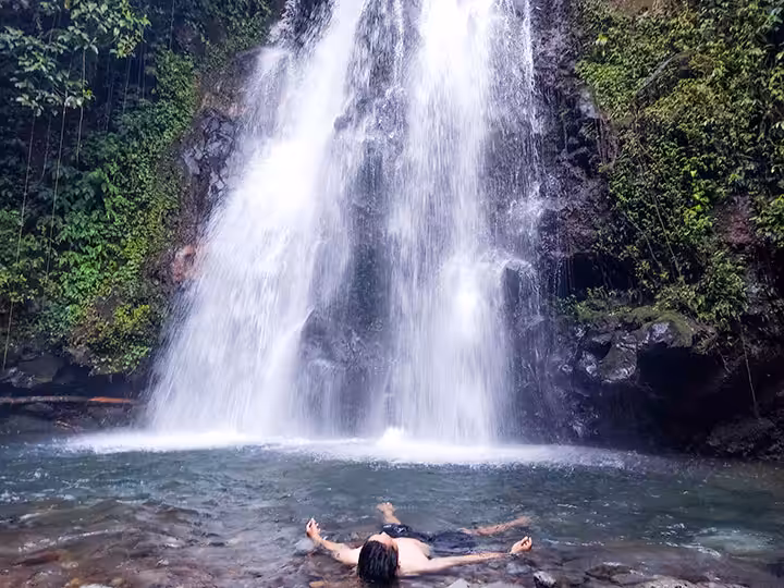berenang di Curug Ciampea