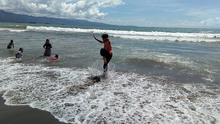 berenang di Pantai Citepus Sukabumi