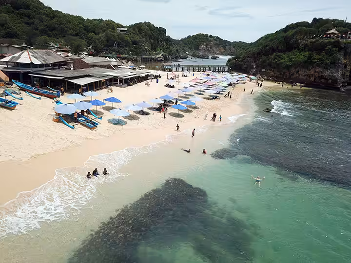 berenang di Pantai Watu Kodok