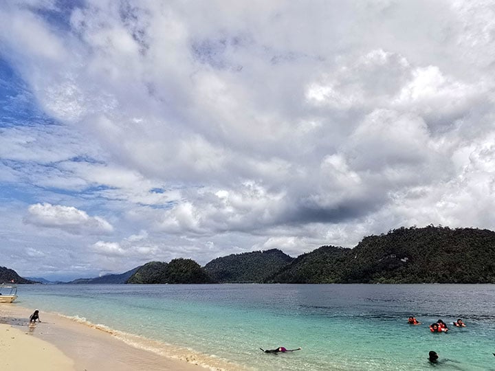 berenang di Pulau Pagang