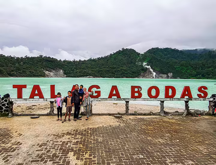 berfoto di Talaga Bodas Garut