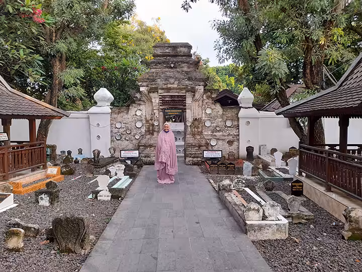 berfoto di makam sunan bonang