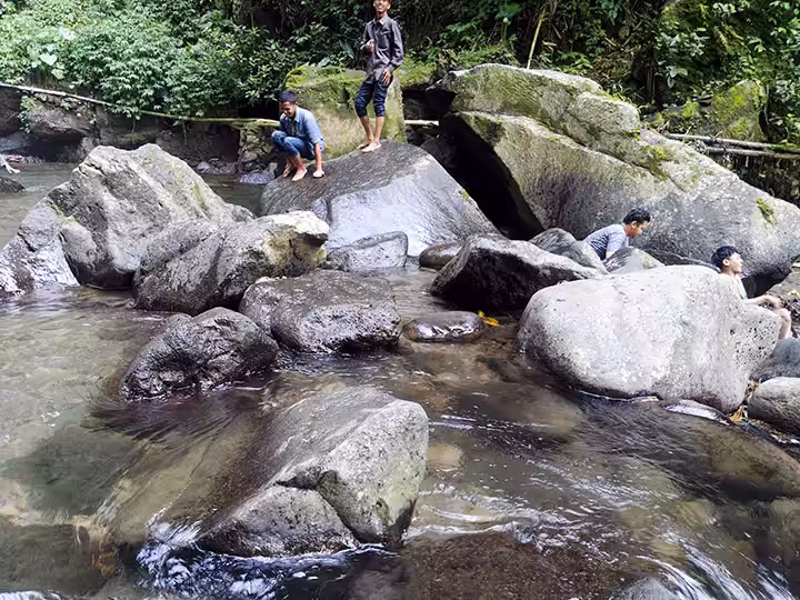 bermain di Air Terjun Sekarlangit