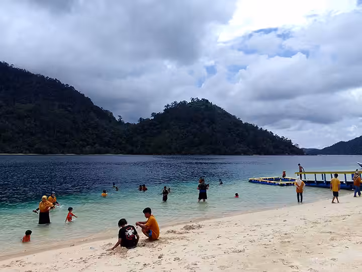 bermain di Pulau Pasumpahan