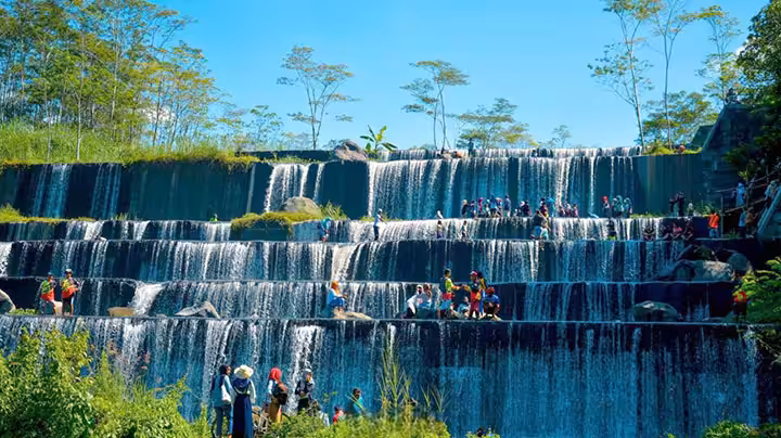 bermain air di Grojogan Watu Purbo Bangunrejo