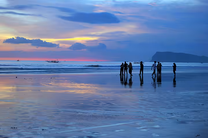 bermain pasir di Pantai Payangan Jember