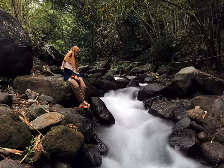 bersantai di Cikadongdong River Tubing