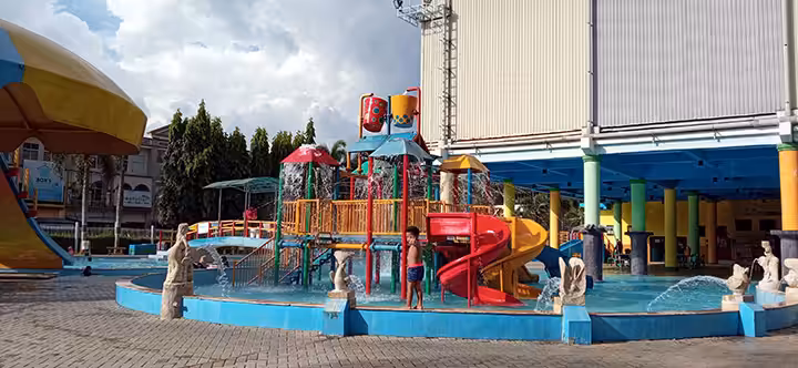 dua ember tumpah Kolam Renang Galaxy Tirtamas