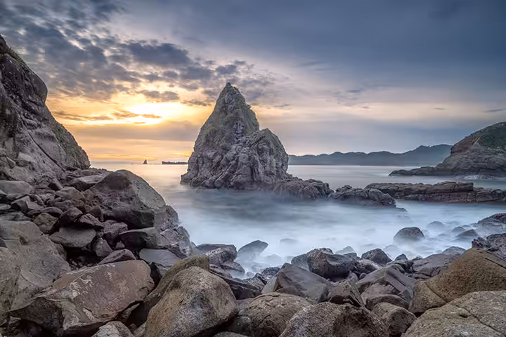 explore batuan Pantai Payangan Jember