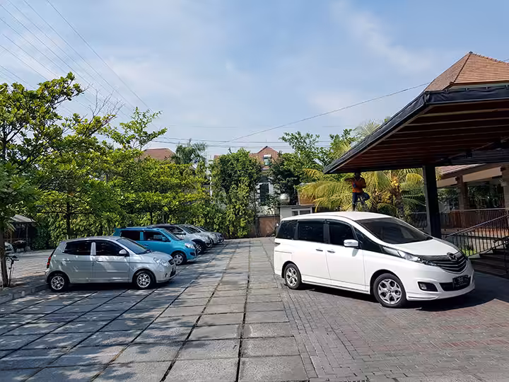 fasilitas kolam renang manyar surabaya