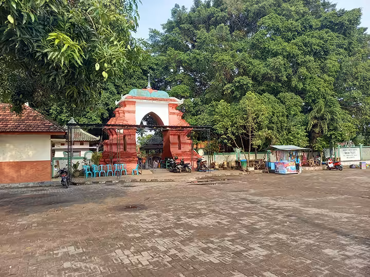 gerbang Makam Troloyo