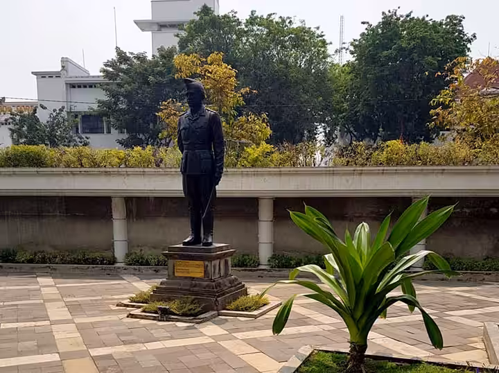 jam buka tugu pahlawan surabaya