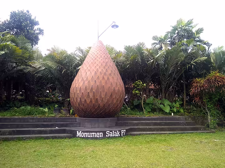 tugu salak Desa Wisata Pulesari