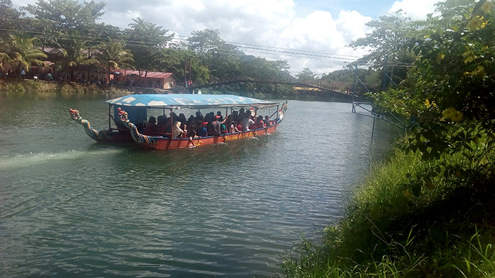 naik perahu di Dreamland Ajibarang