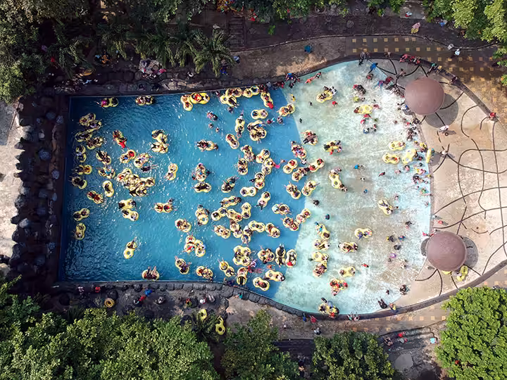 kolam ombak Planet Waterboom Subang