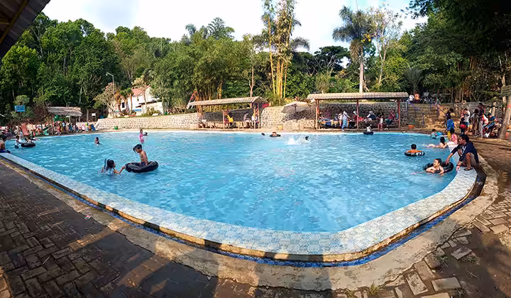berenang di BOONPRING Malang